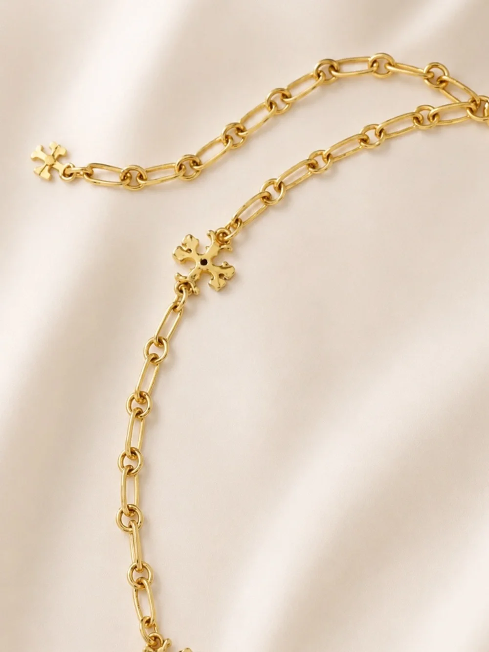 Tory Burch Roxanne chain delicate necklace in gold.